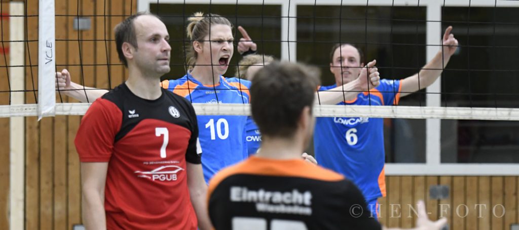 Große Freude über den ersten VCE-Sieg in der Landesliga. (c) HEN-FOTO (Peter Henrich)